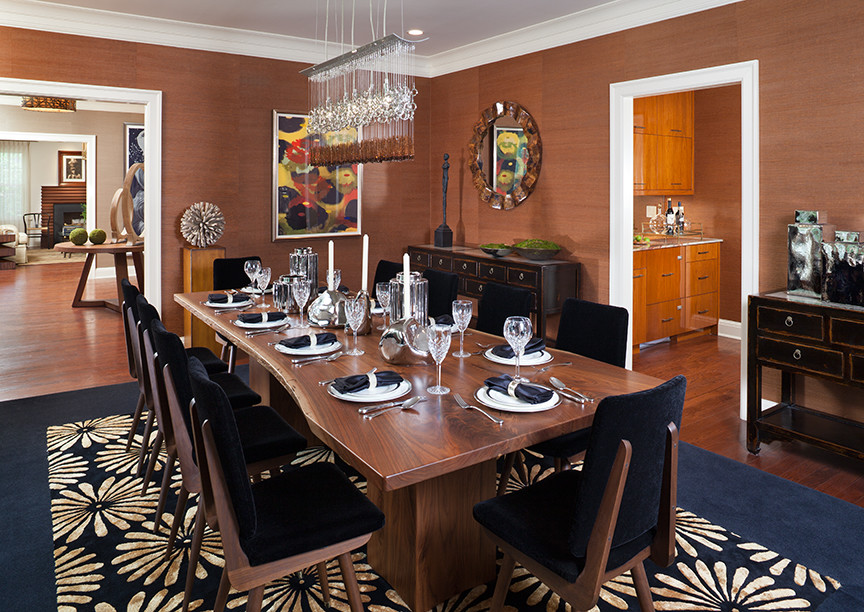 Ispirazione per una grande sala da pranzo aperta verso la cucina eclettica con pareti con effetto metallico, pavimento in legno massello medio e pavimento marrone