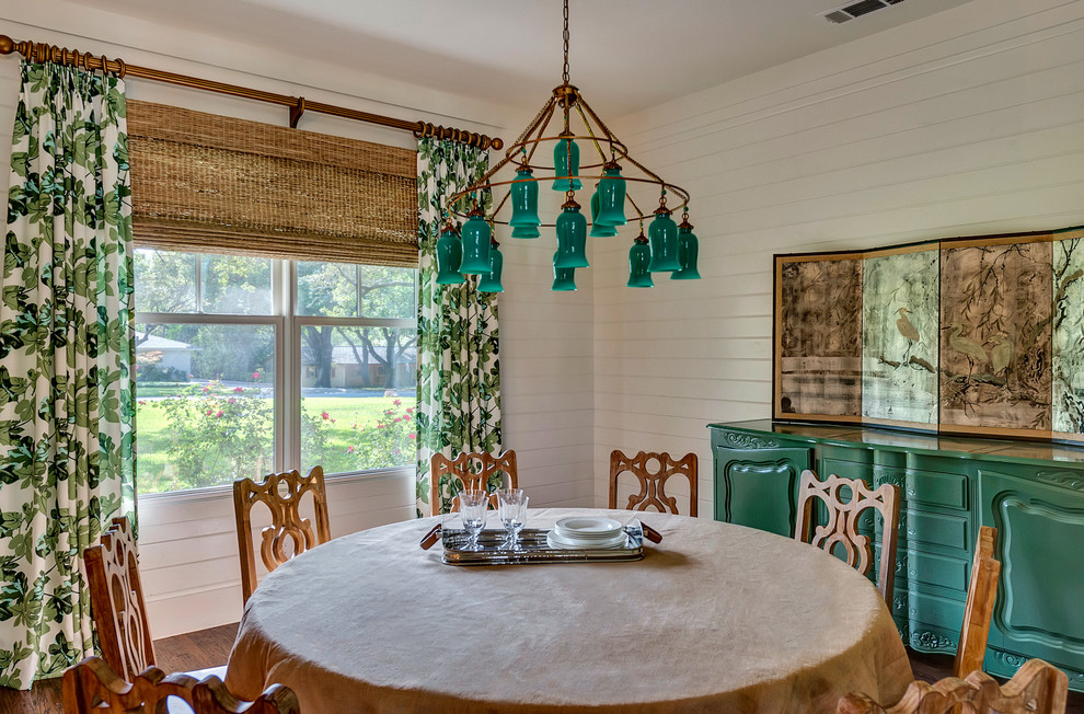 Idee per una sala da pranzo country con pareti bianche e parquet scuro