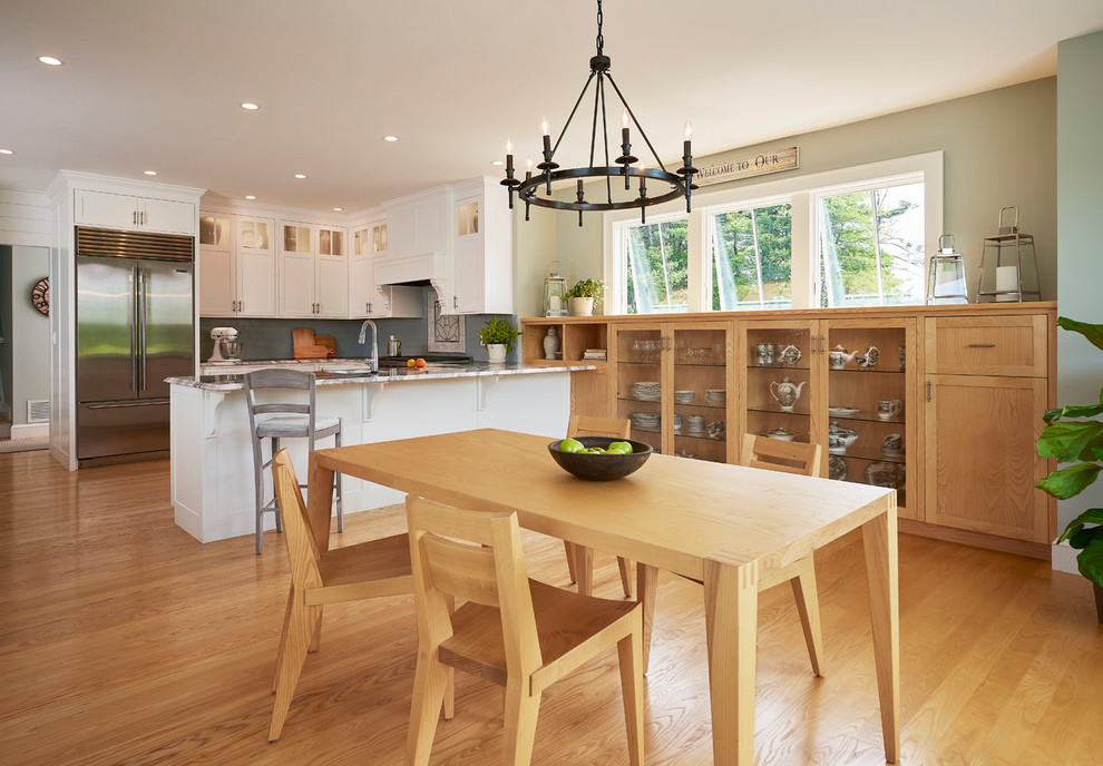 Idee per una sala da pranzo aperta verso la cucina country di medie dimensioni con pareti verdi, pavimento in legno massello medio e pavimento marrone