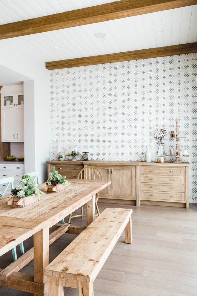 На фото: кухня-столовая в морском стиле с белыми стенами, светлым паркетным полом и бежевым полом с