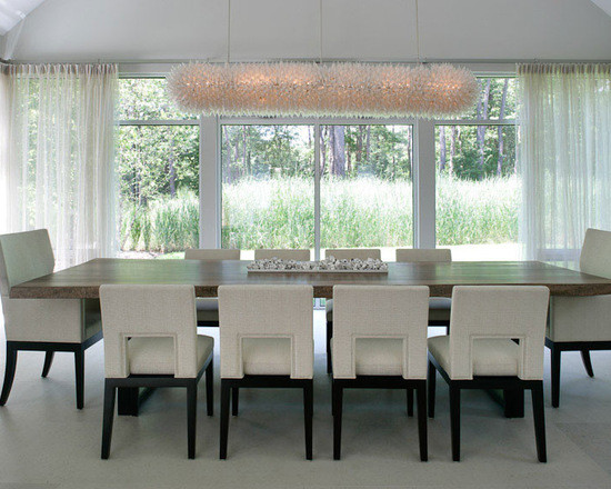 Свежая идея для дизайна: гостиная-столовая среднего размера в современном стиле с белыми стенами и ковровым покрытием без камина - отличное фото интерьера