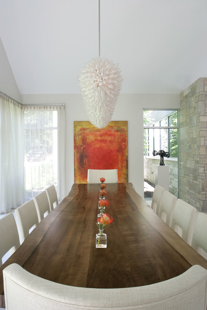 Cette image montre une salle à manger ouverte sur le salon design de taille moyenne avec un mur blanc, moquette et aucune cheminée.