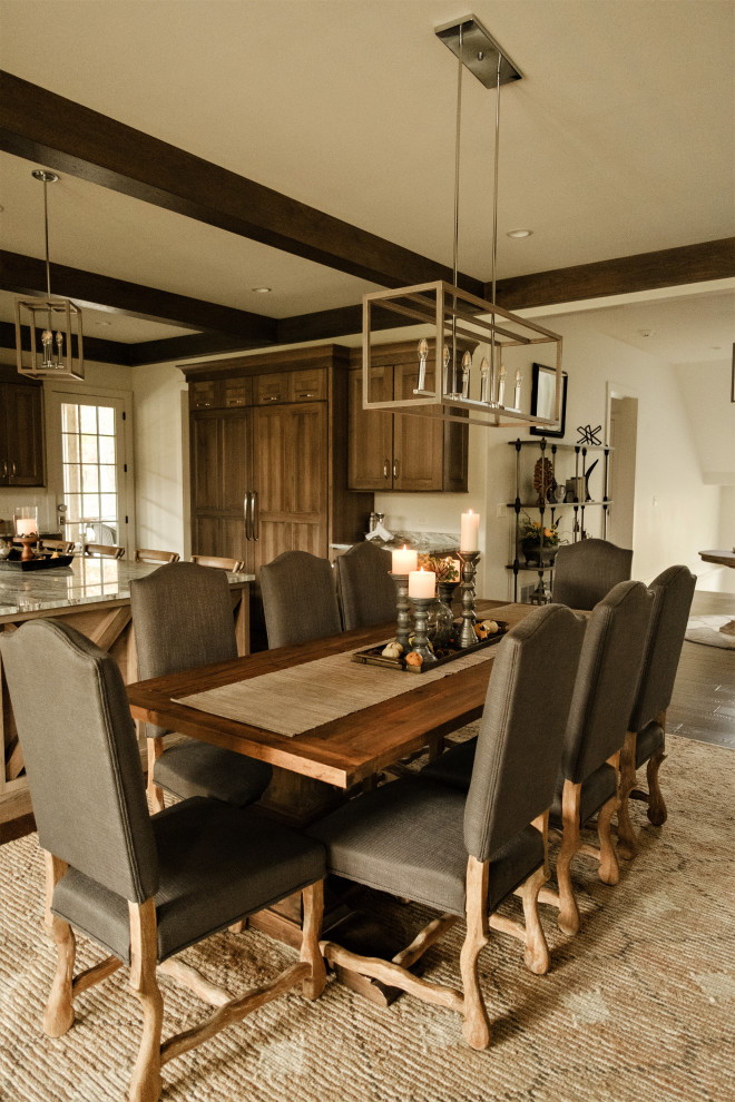 Cette photo montre une salle à manger ouverte sur la cuisine nature de taille moyenne avec un mur beige, un sol en bois brun et un sol marron.