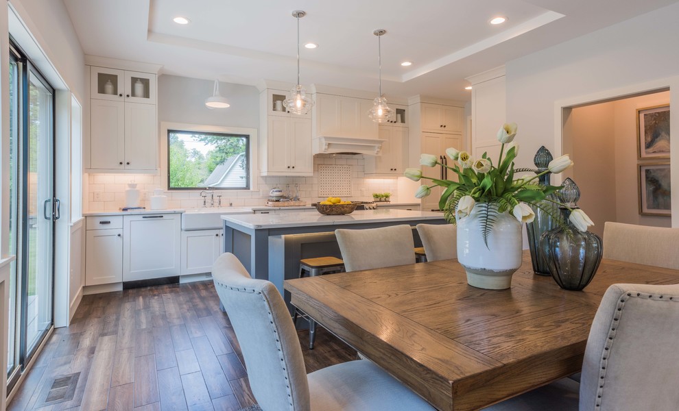 Mittelgroße Landhausstil Wohnküche ohne Kamin mit braunem Holzboden, braunem Boden und grauer Wandfarbe in Minneapolis