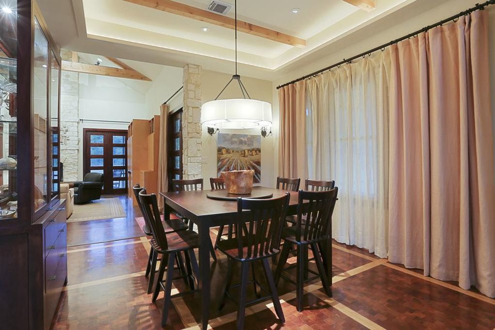 Exemple d'une salle à manger ouverte sur la cuisine nature de taille moyenne avec un mur blanc, un sol en bois brun et un sol marron.