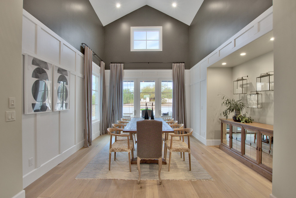 Foto di una sala da pranzo country chiusa con pareti grigie, parquet chiaro e pavimento beige