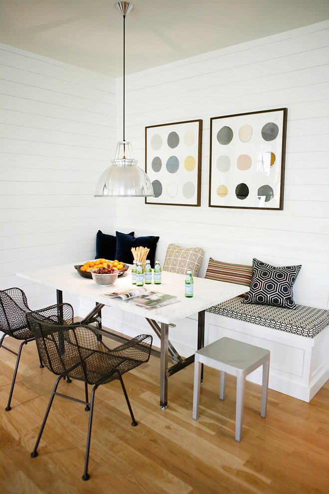 Foto di una sala da pranzo country con pareti bianche e parquet chiaro