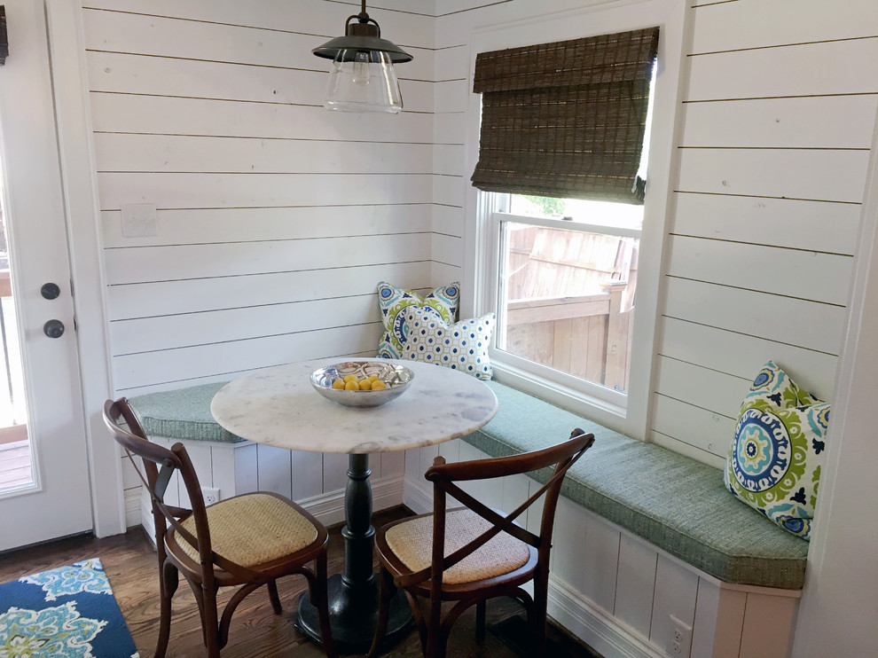 Свежая идея для дизайна: маленькая кухня-столовая в стиле кантри с белыми стенами, темным паркетным полом и коричневым полом без камина для на участке и в саду - отличное фото интерьера