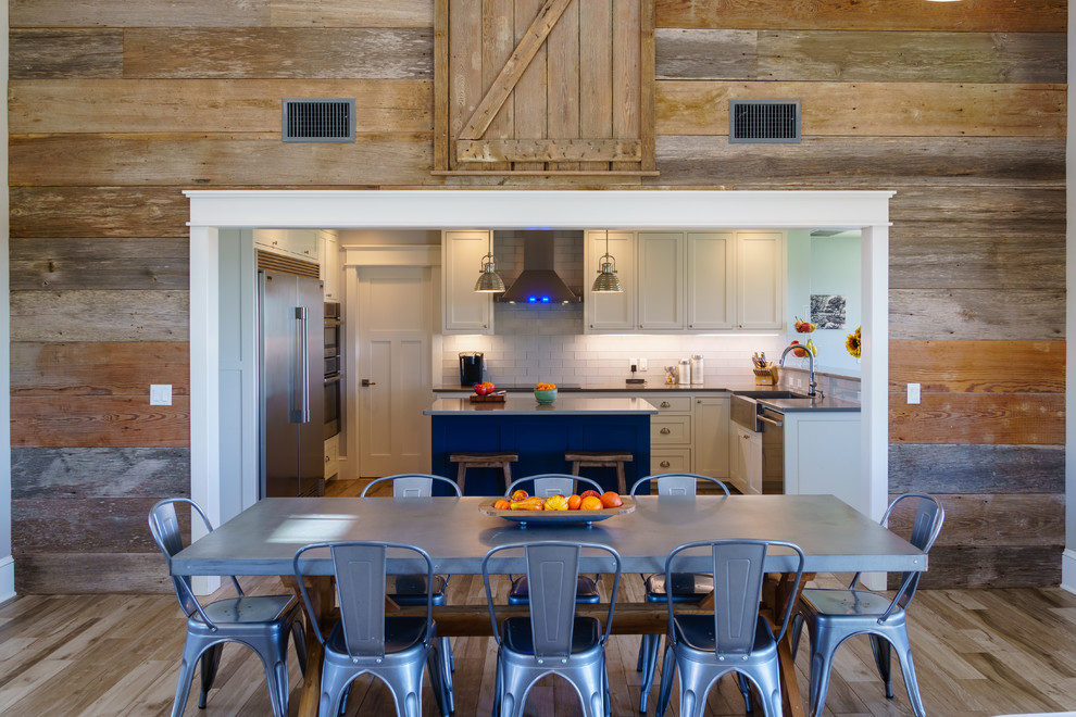 Idee per una sala da pranzo aperta verso il soggiorno country di medie dimensioni con pavimento con piastrelle in ceramica, pareti marroni e pavimento beige