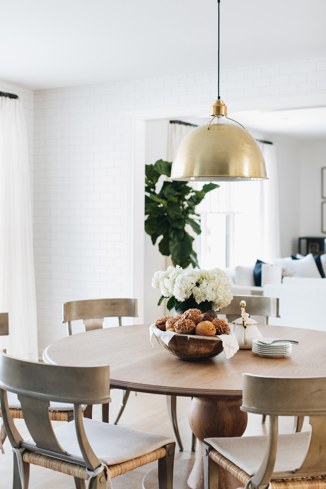 Idées déco pour une grande salle à manger ouverte sur la cuisine classique avec un mur blanc, parquet clair et un sol marron.