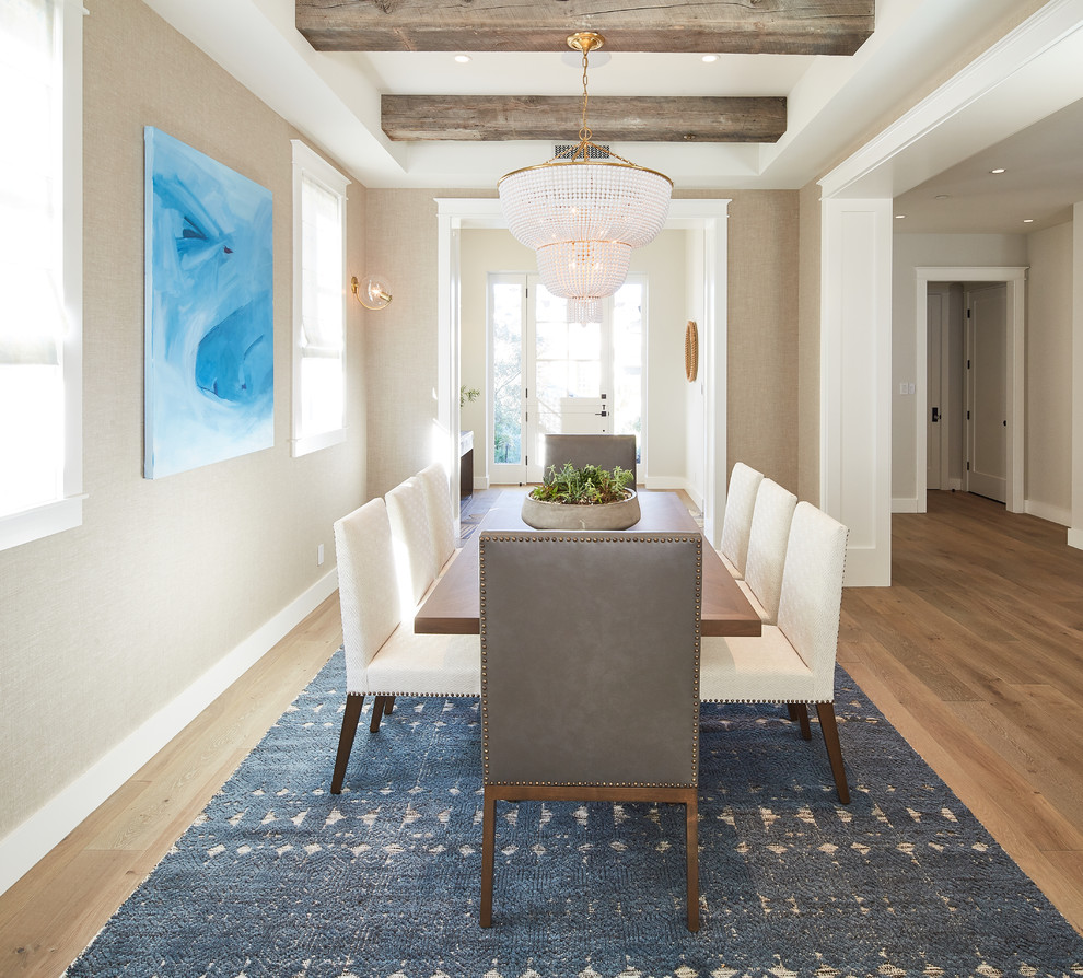 Esempio di una sala da pranzo stile marino con pareti beige, pavimento in legno massello medio e pavimento marrone