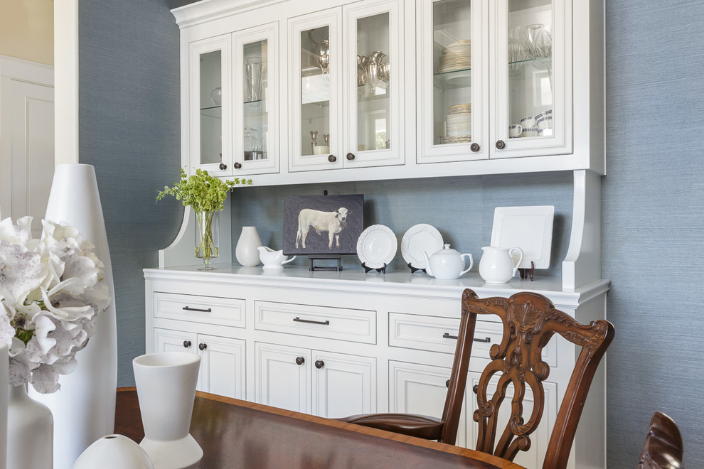 Foto di una grande sala da pranzo aperta verso la cucina country con pareti blu, parquet chiaro e pavimento beige