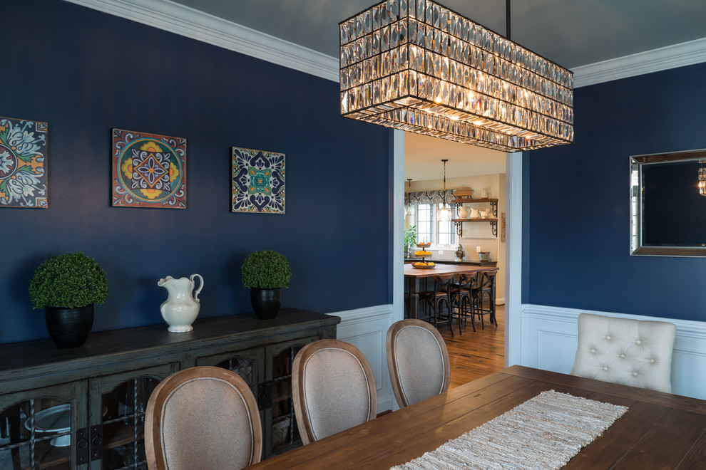 Foto de comedor de cocina clásico de tamaño medio sin chimenea con paredes azules, suelo de madera en tonos medios y suelo marrón