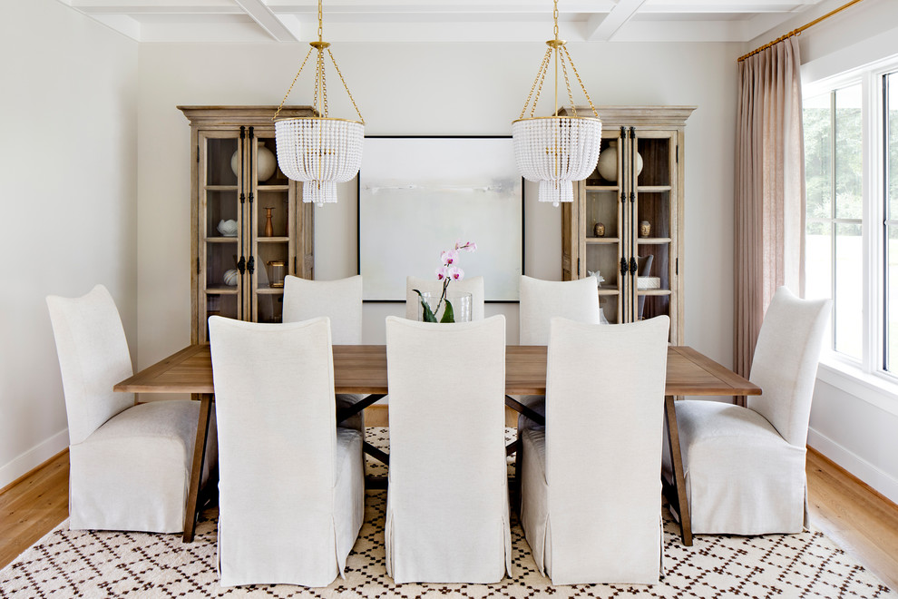 Esempio di una sala da pranzo country con pareti beige, pavimento in legno massello medio e pavimento marrone