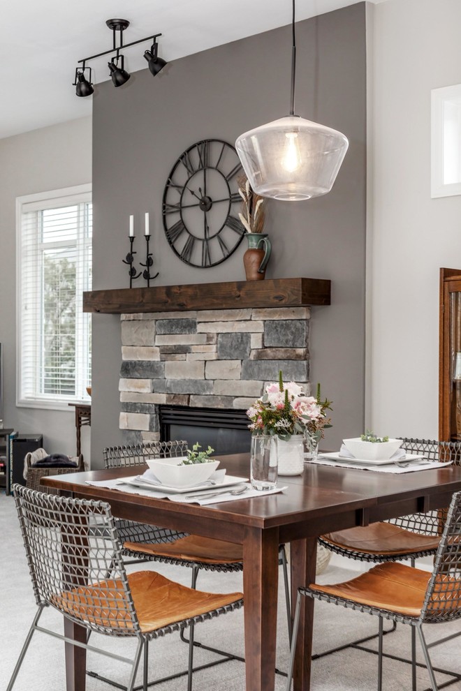 Mittelgroße Landhausstil Wohnküche mit grauer Wandfarbe, Teppichboden, Kamin, Kaminumrandung aus Stein und grauem Boden in Portland