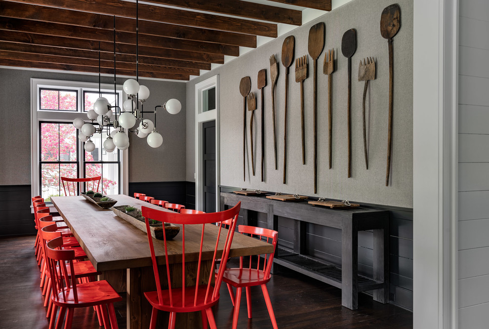 Foto di una grande sala da pranzo aperta verso la cucina country con pareti grigie, parquet scuro e pavimento marrone