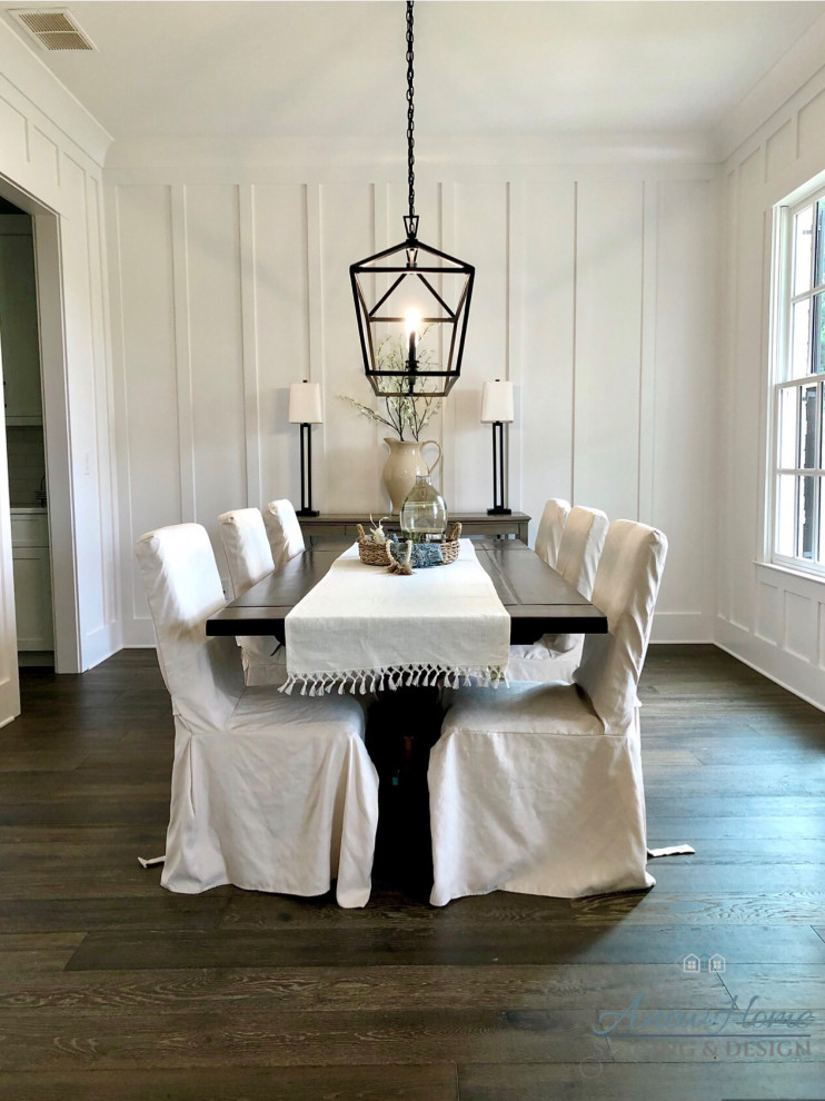 Immagine di una sala da pranzo country chiusa con pareti bianche, pareti in perlinato, pavimento in legno massello medio e pavimento grigio