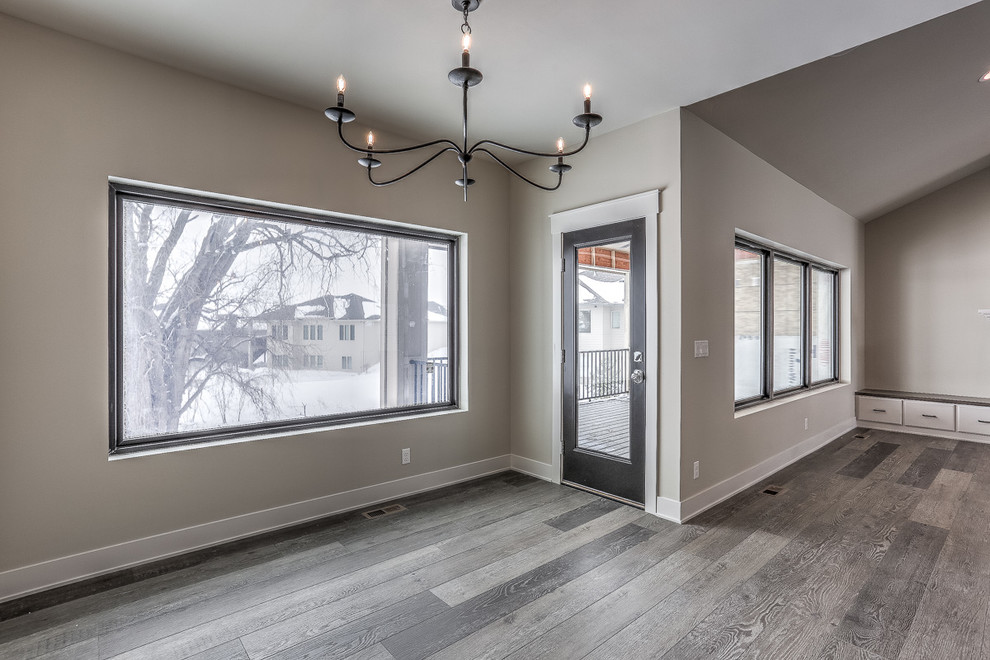 Country Wohnküche mit grauer Wandfarbe, Vinylboden und grauem Boden in Omaha