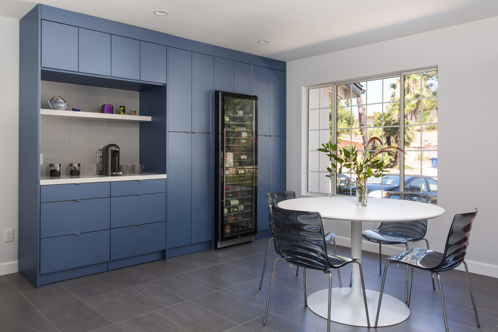 Kleine Moderne Wohnküche mit Porzellan-Bodenfliesen und grauem Boden in Los Angeles