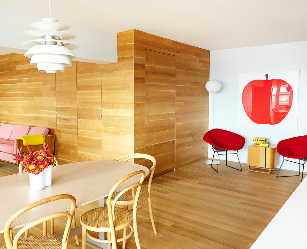 Inspiration för mellanstora moderna matplatser med öppen planlösning, med vita väggar och ljust trägolv
