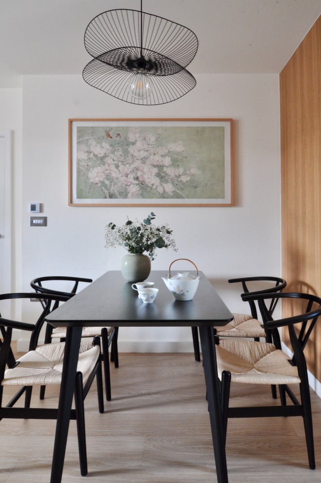 Exemple d'une salle à manger ouverte sur la cuisine scandinave de taille moyenne avec un mur blanc, sol en stratifié et un sol beige.