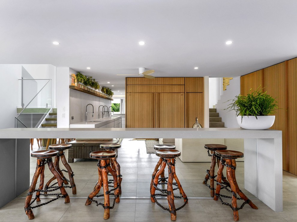 Offenes Modernes Esszimmer mit weißer Wandfarbe, Betonboden und grauem Boden in Brisbane