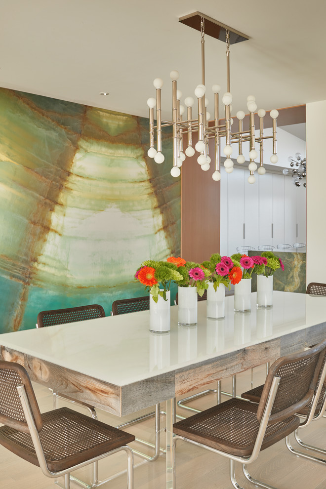 На фото: столовая в современном стиле с разноцветными стенами с