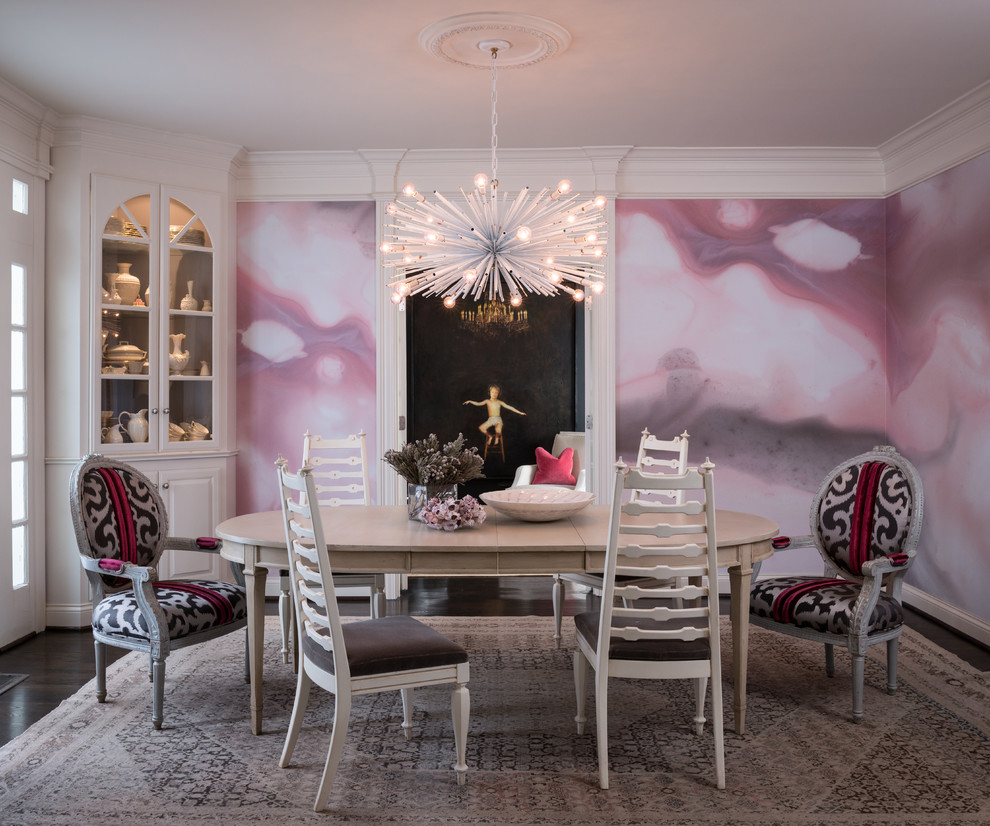 Свежая идея для дизайна: отдельная столовая в стиле неоклассика (современная классика) с розовыми стенами - отличное фото интерьера