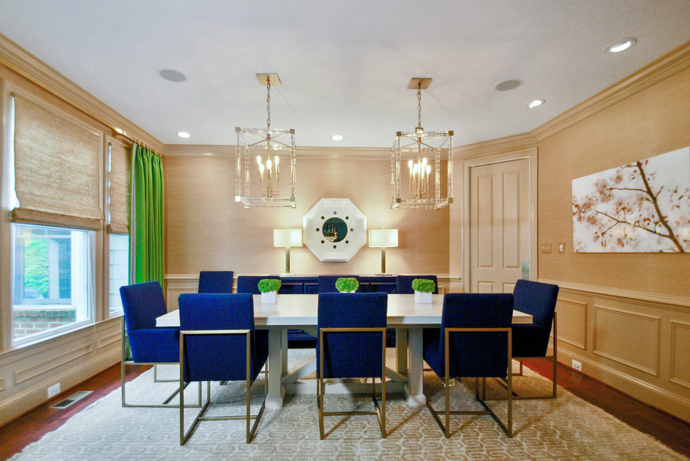 Cette image montre une salle à manger minimaliste fermée et de taille moyenne avec un mur beige, un sol en bois brun et un sol marron.