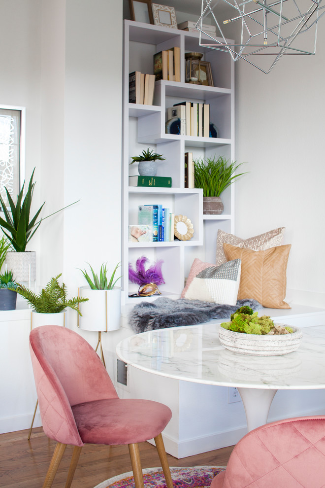 Свежая идея для дизайна: маленькая гостиная-столовая в стиле фьюжн с белыми стенами для на участке и в саду - отличное фото интерьера