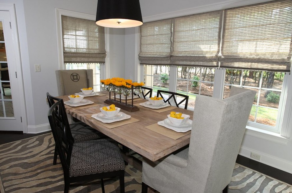Exemple d'une salle à manger ouverte sur la cuisine tendance de taille moyenne avec un mur beige, parquet foncé et aucune cheminée.