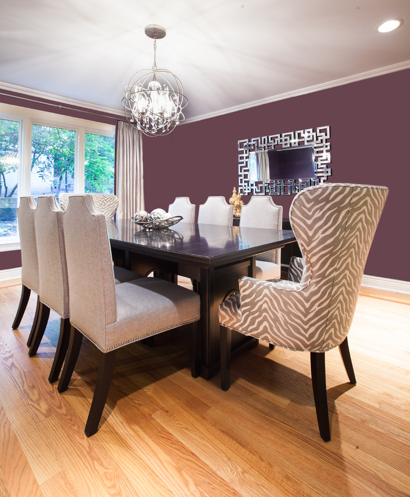 Foto de comedor clásico renovado grande cerrado con paredes púrpuras, suelo de madera clara y suelo beige