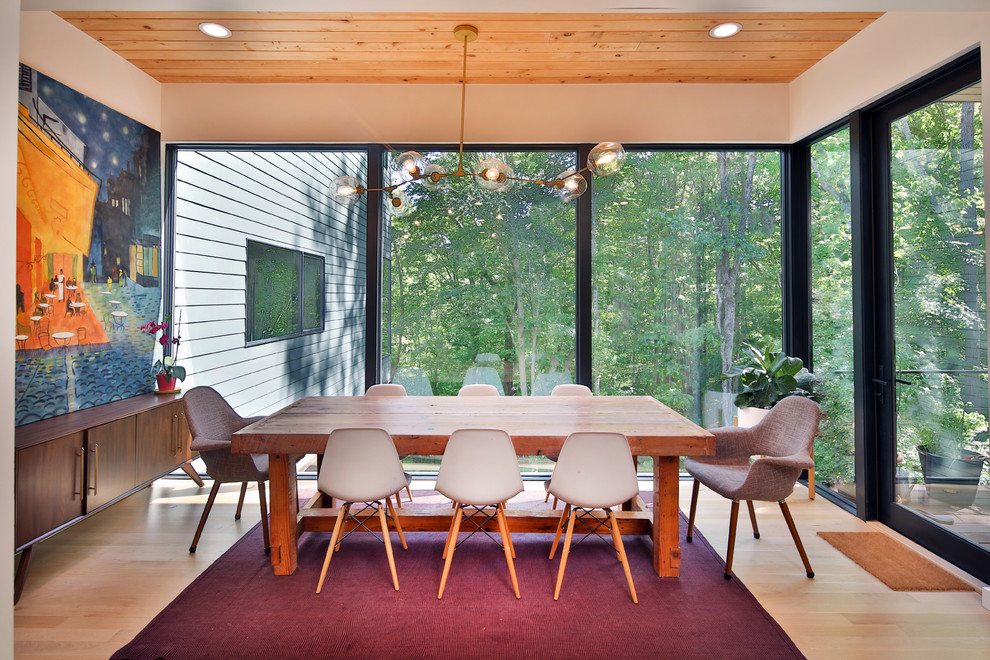 Ispirazione per una sala da pranzo contemporanea con parquet chiaro e pavimento beige