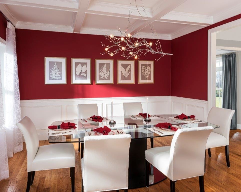 Стильный дизайн: большая отдельная столовая в стиле модернизм с красными стенами, паркетным полом среднего тона и коричневым полом без камина - последний тренд