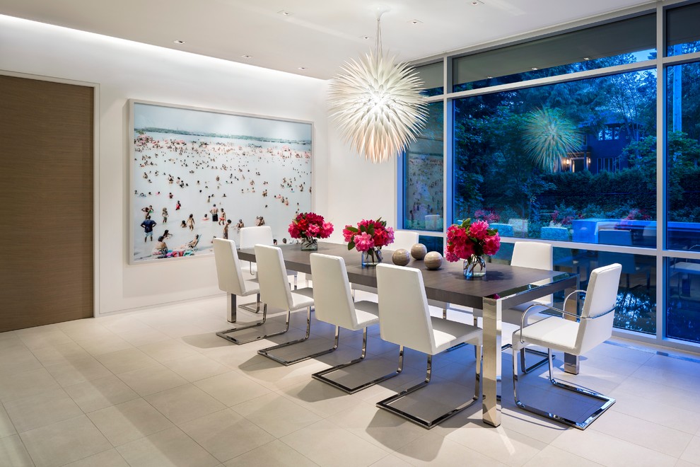 Idée de décoration pour une grande salle à manger minimaliste avec un mur blanc, aucune cheminée et un sol blanc.