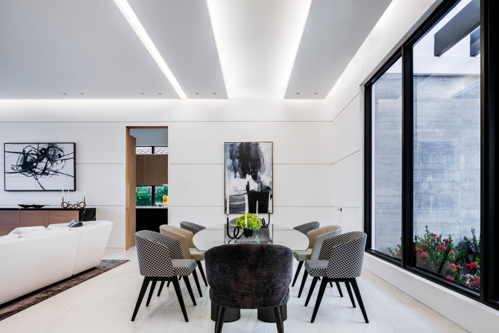 Immagine di una sala da pranzo aperta verso il soggiorno minimalista di medie dimensioni con pareti bianche, pavimento in marmo e pavimento bianco