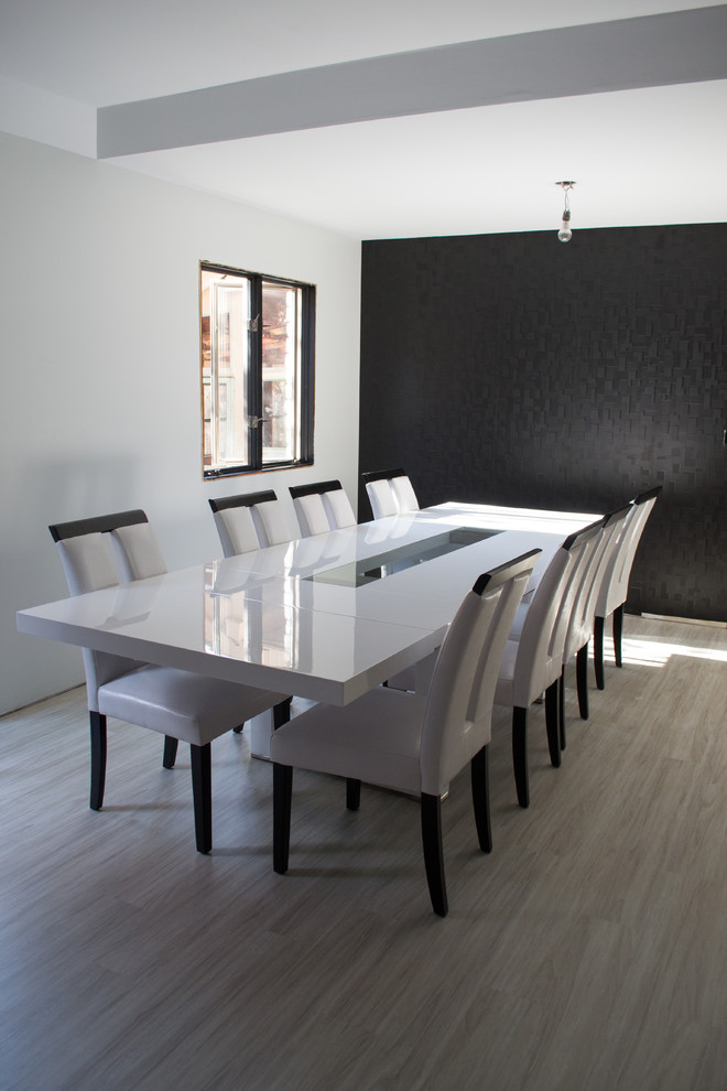 Réalisation d'une salle à manger minimaliste de taille moyenne avec un mur blanc, un sol en vinyl et un sol blanc.