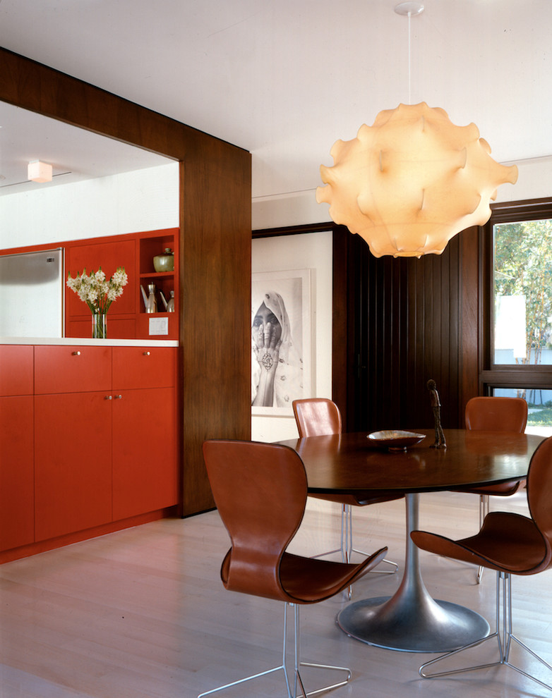 Свежая идея для дизайна: кухня-столовая в стиле модернизм с светлым паркетным полом - отличное фото интерьера
