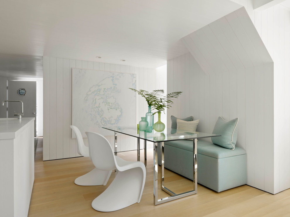 Inspiration pour une salle à manger ouverte sur la cuisine marine avec un mur blanc, parquet clair et un sol beige.