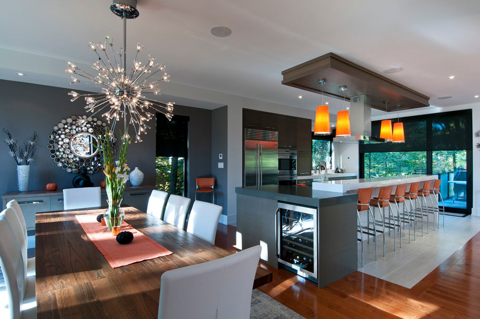На фото: кухня-столовая среднего размера в современном стиле с серыми стенами и паркетным полом среднего тона без камина с