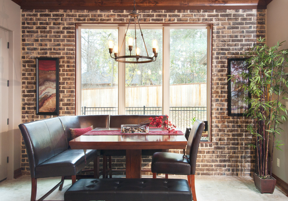 Cette image montre une salle à manger ouverte sur la cuisine urbaine de taille moyenne avec un mur multicolore, un sol en carrelage de porcelaine et aucune cheminée.