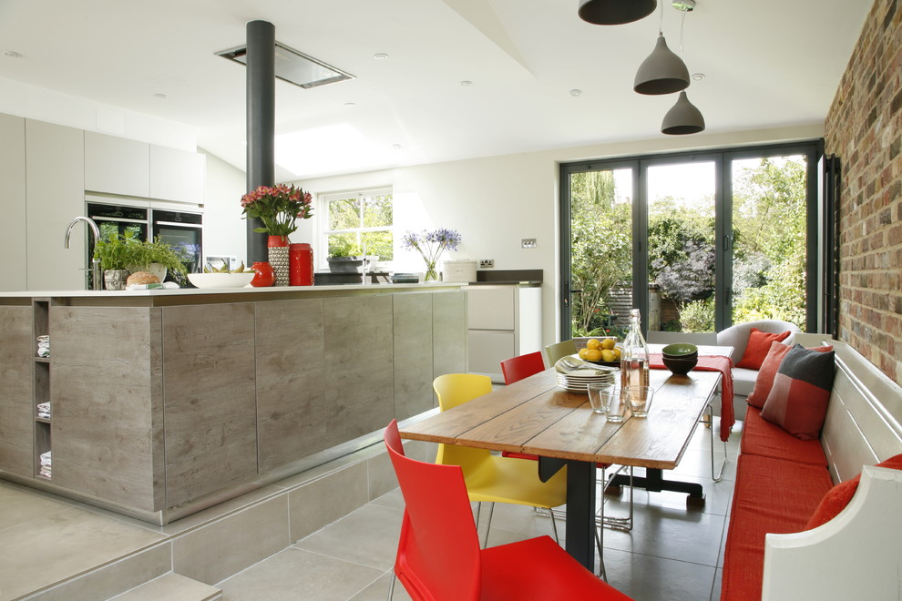 Exemple d'une salle à manger ouverte sur la cuisine tendance de taille moyenne.