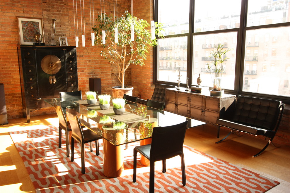 Immagine di una grande sala da pranzo aperta verso il soggiorno minimal con parquet chiaro