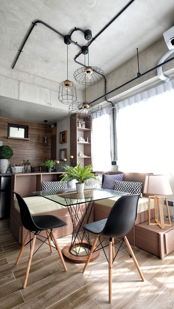 Foto di una sala da pranzo aperta verso il soggiorno industriale con pavimento in legno massello medio e pavimento marrone