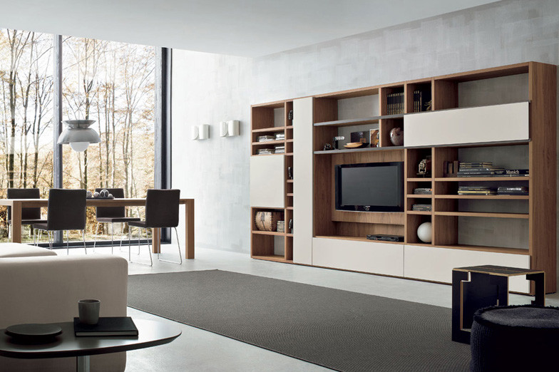 На фото: большая гостиная-столовая в стиле модернизм с серыми стенами и бетонным полом с