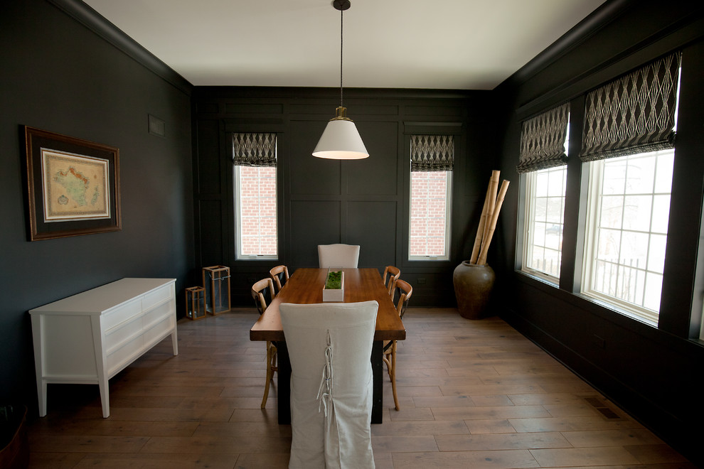 Foto di una sala da pranzo tradizionale chiusa e di medie dimensioni con pareti nere, pavimento in legno massello medio, nessun camino e pavimento marrone