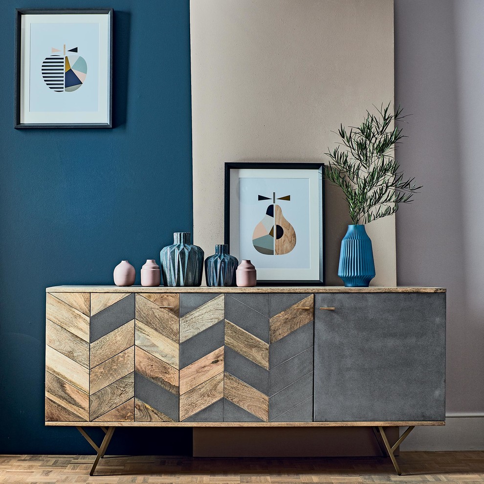 Esempio di una grande sala da pranzo aperta verso la cucina minimalista con pareti blu, pavimento in legno massello medio e pavimento marrone