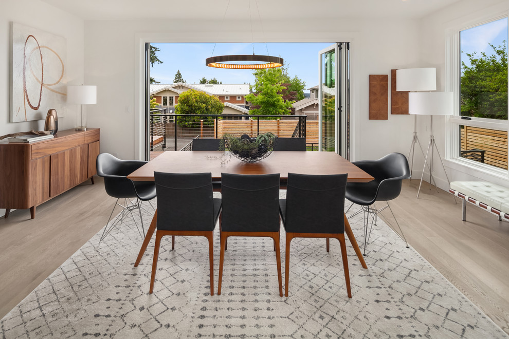 Idées déco pour une salle à manger ouverte sur le salon rétro avec un mur blanc, parquet clair, aucune cheminée et éclairage.