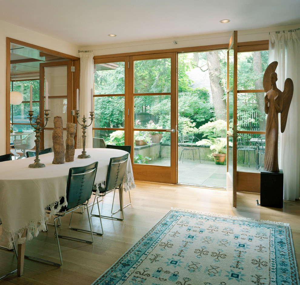Источник вдохновения для домашнего уюта: гостиная-столовая среднего размера в классическом стиле с белыми стенами, светлым паркетным полом, стандартным камином и фасадом камина из камня