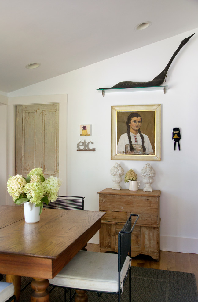 Imagen de comedor de cocina contemporáneo de tamaño medio sin chimenea con paredes blancas y suelo de madera en tonos medios